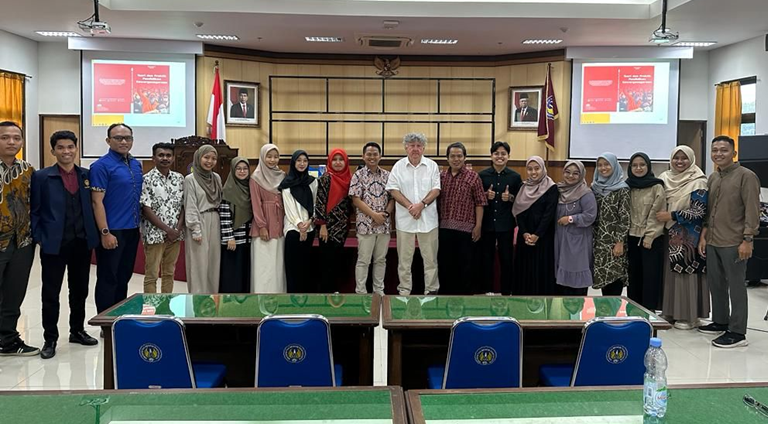 Prof. Wiell with the academic community of PKnH