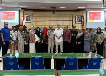 Prof. Wiell with the academic community of PKnH